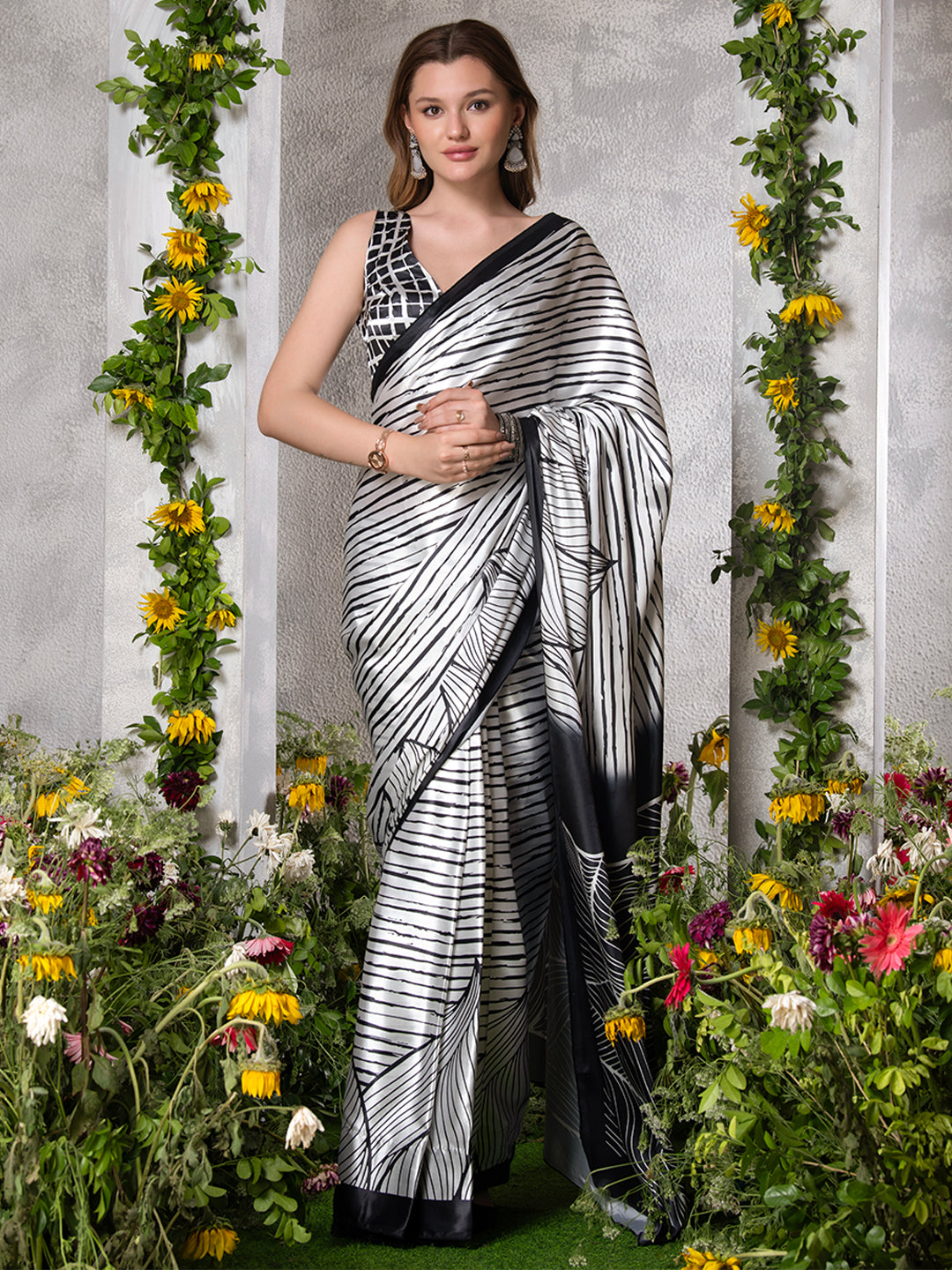 ELTIRE  Striped Bollywood Satin Saree  (Black)