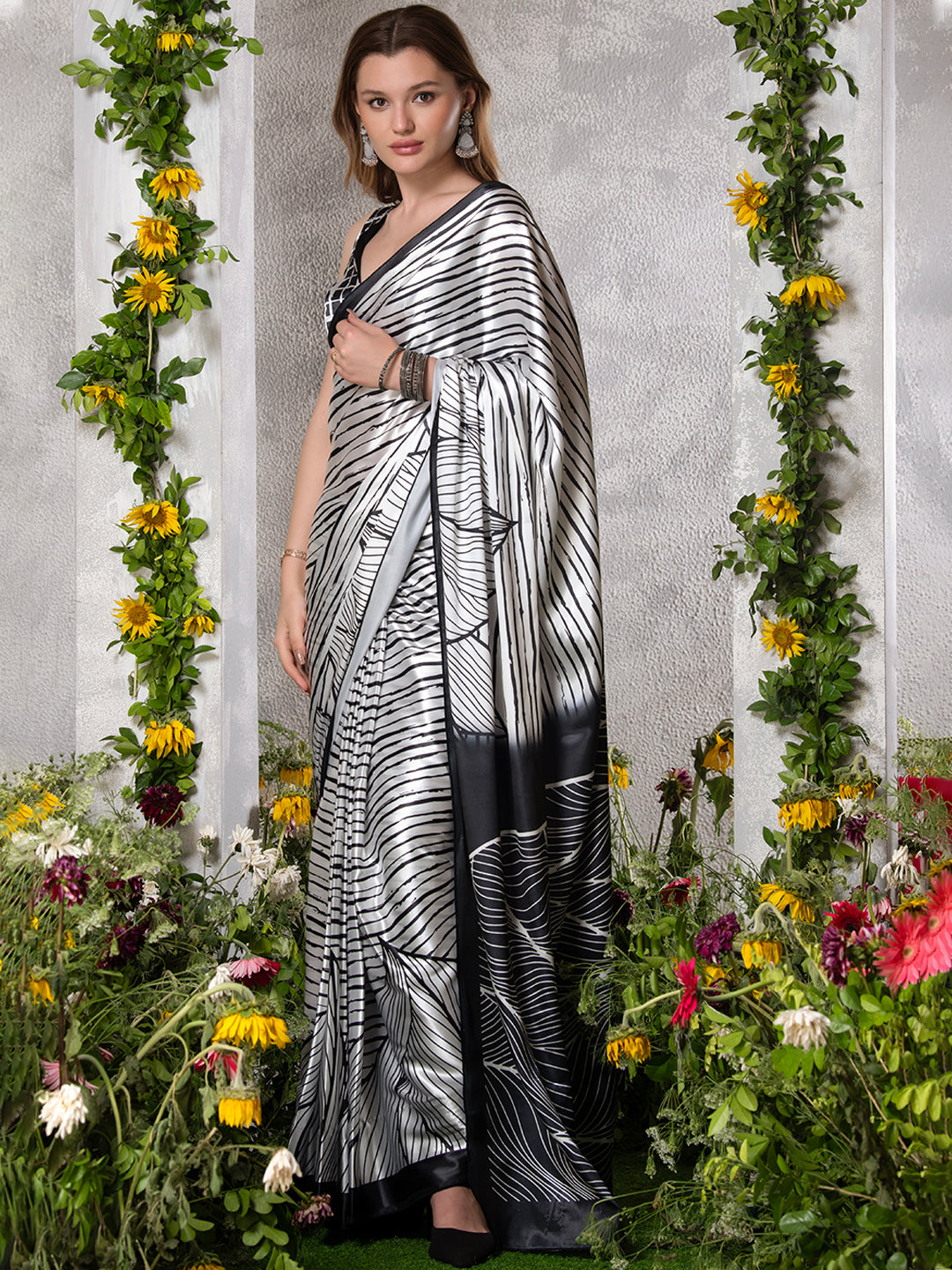 ELTIRE  Striped Bollywood Satin Saree  (Black)