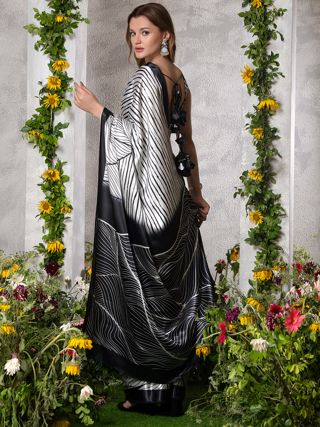 ELTIRE  Striped Bollywood Satin Saree  (Black)